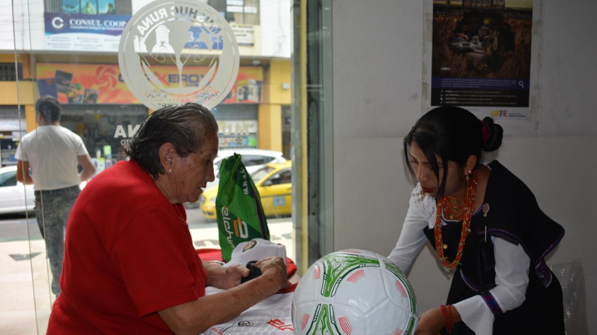 Isabel Robayo de 80 años, compró cuatro entradas para ir a apoyar al Mushuc Runa.