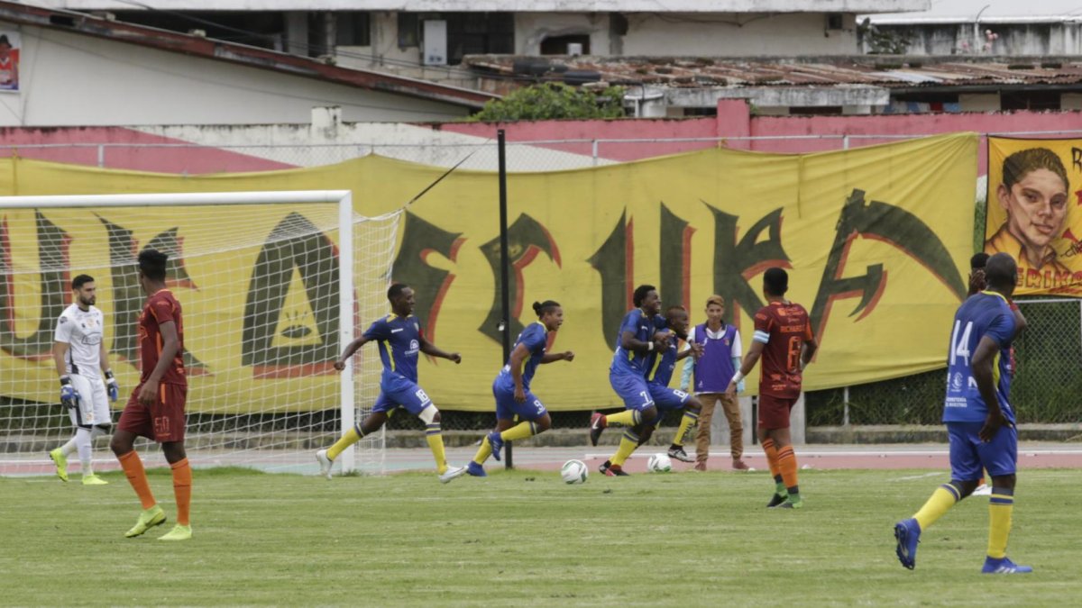 Los jugadores de Mineros celebran el gol del empate ante el Ídolo.
