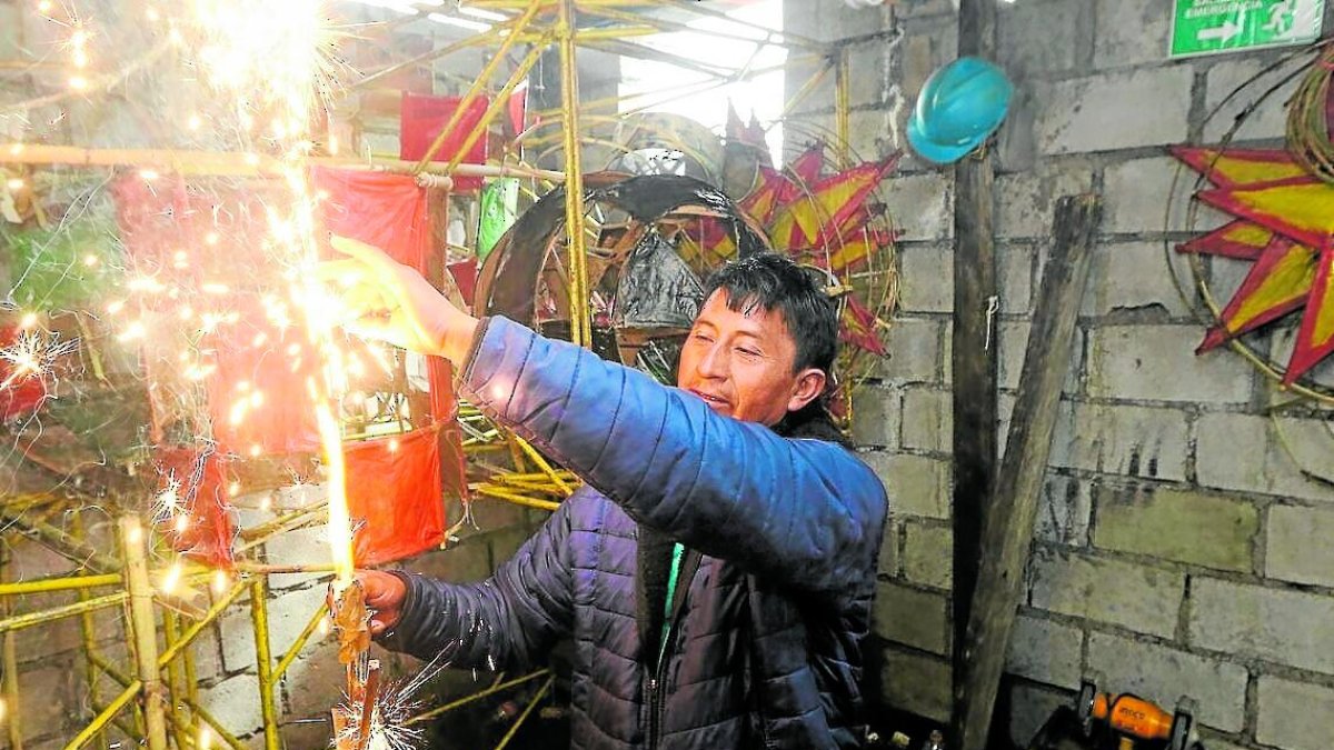 El trabajo lo aprendió de sus padres. Las obras le llegan cada vez que hay fiestas.