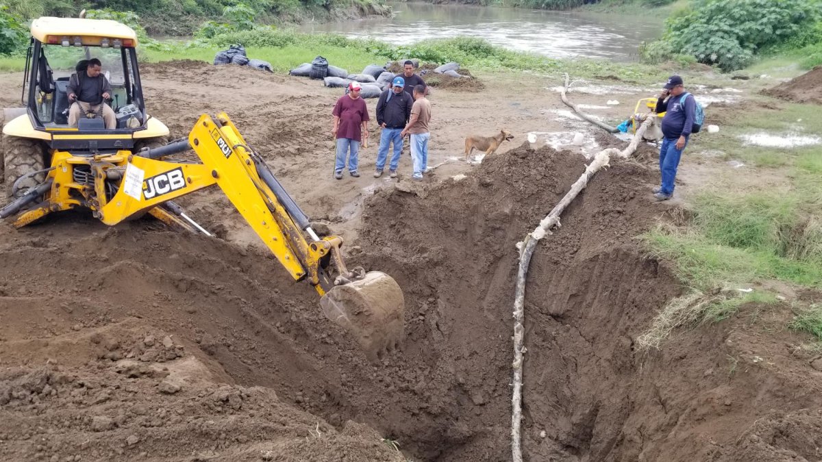 Los trabajos que realizaron durante la mañana de este jueves 31 de enero de 2019, consisten en la colocación de un tape que evitará que el agua ingrese al pueblo.