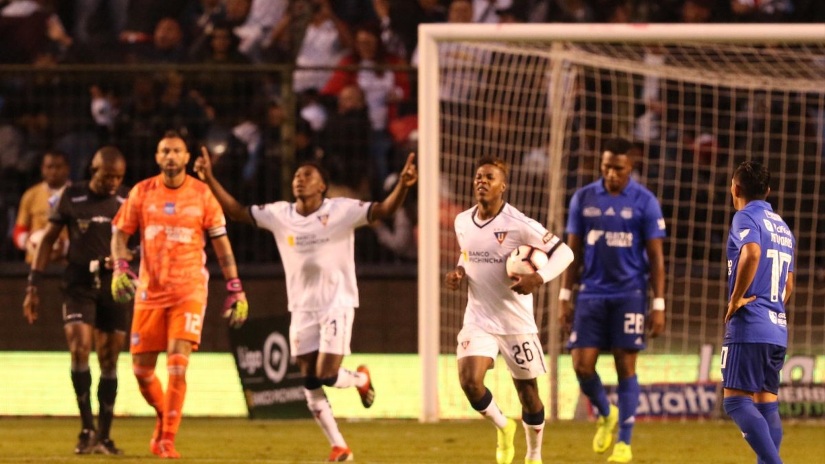 Los jugadores de Liga celebran un gol ante la desazón de los azules.