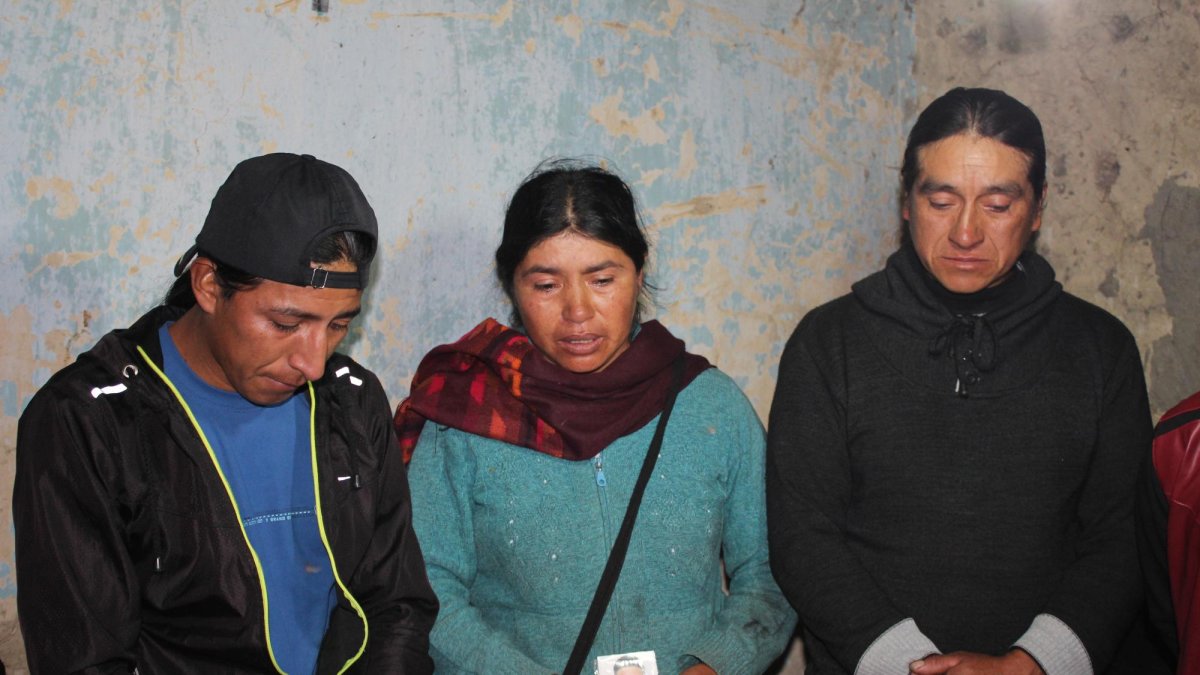 Portando una foto de Luis Quezada, familiares oran por su alma.