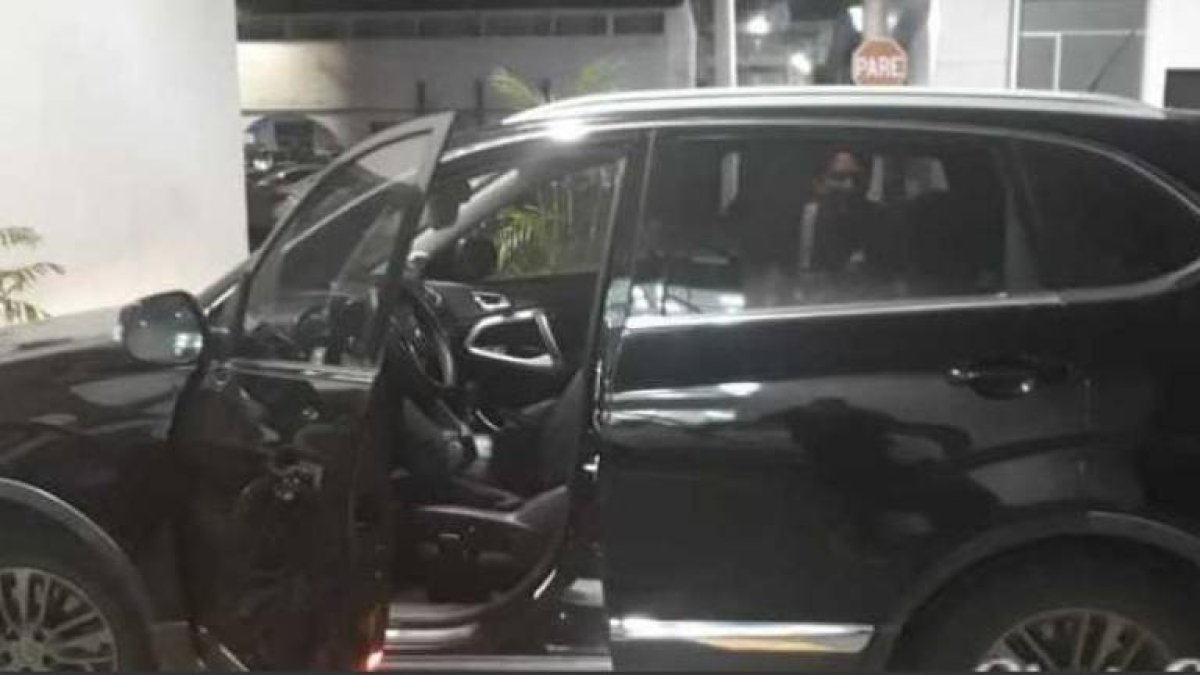 Las personas detenidas se encontraban dentro de un vehículo negro, donde se hallaron 3 gramos de una sustancia verde dentro del cenicero del carro.