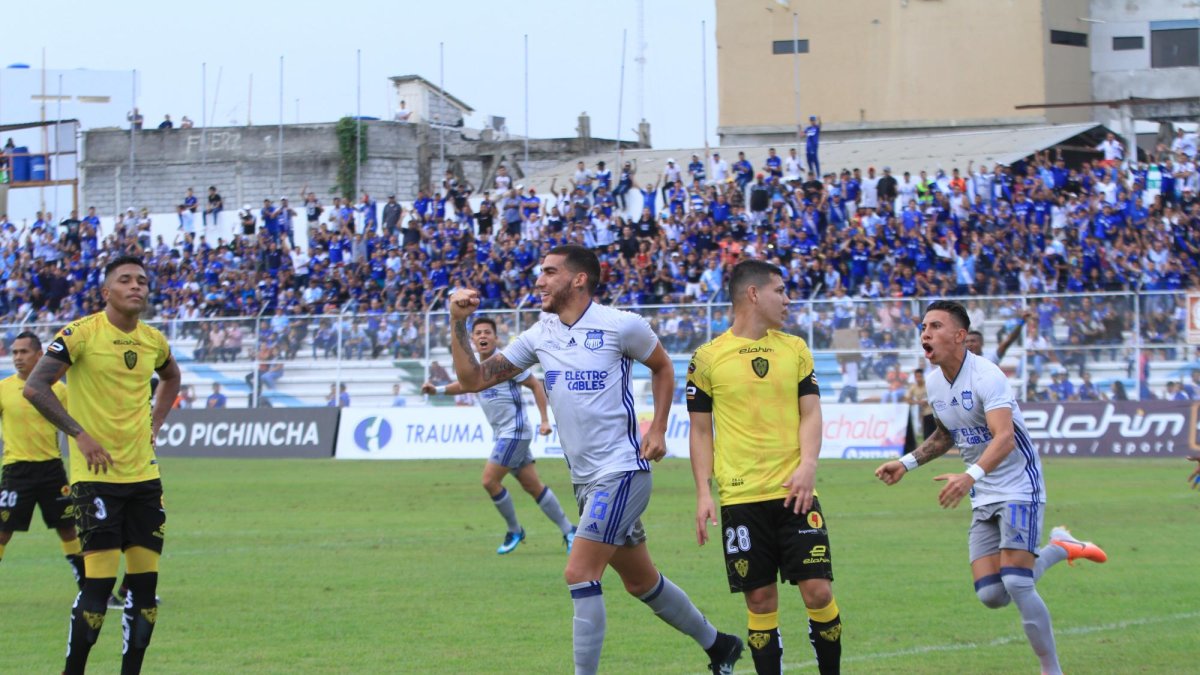 Leandro Vega festeja su gol.