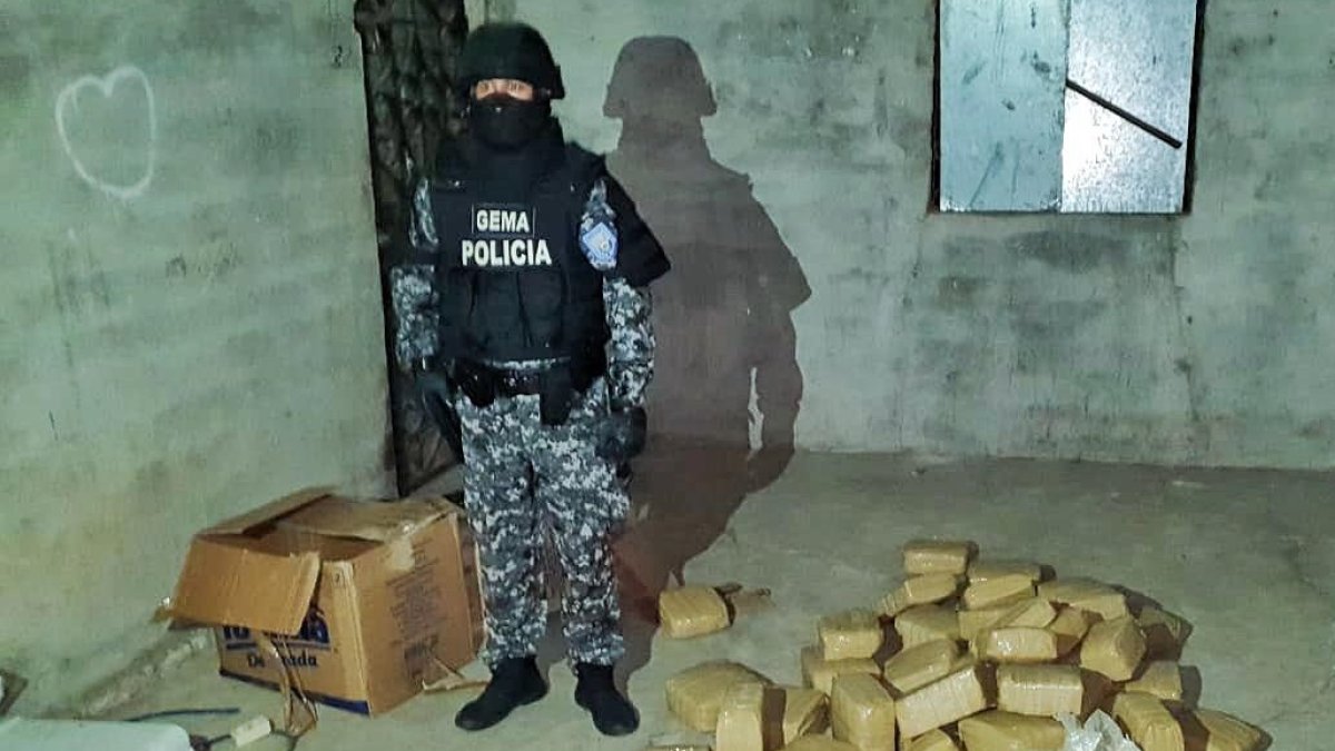 La policía logró el decomiso de la droga que dejaron abandonada los narcos.
