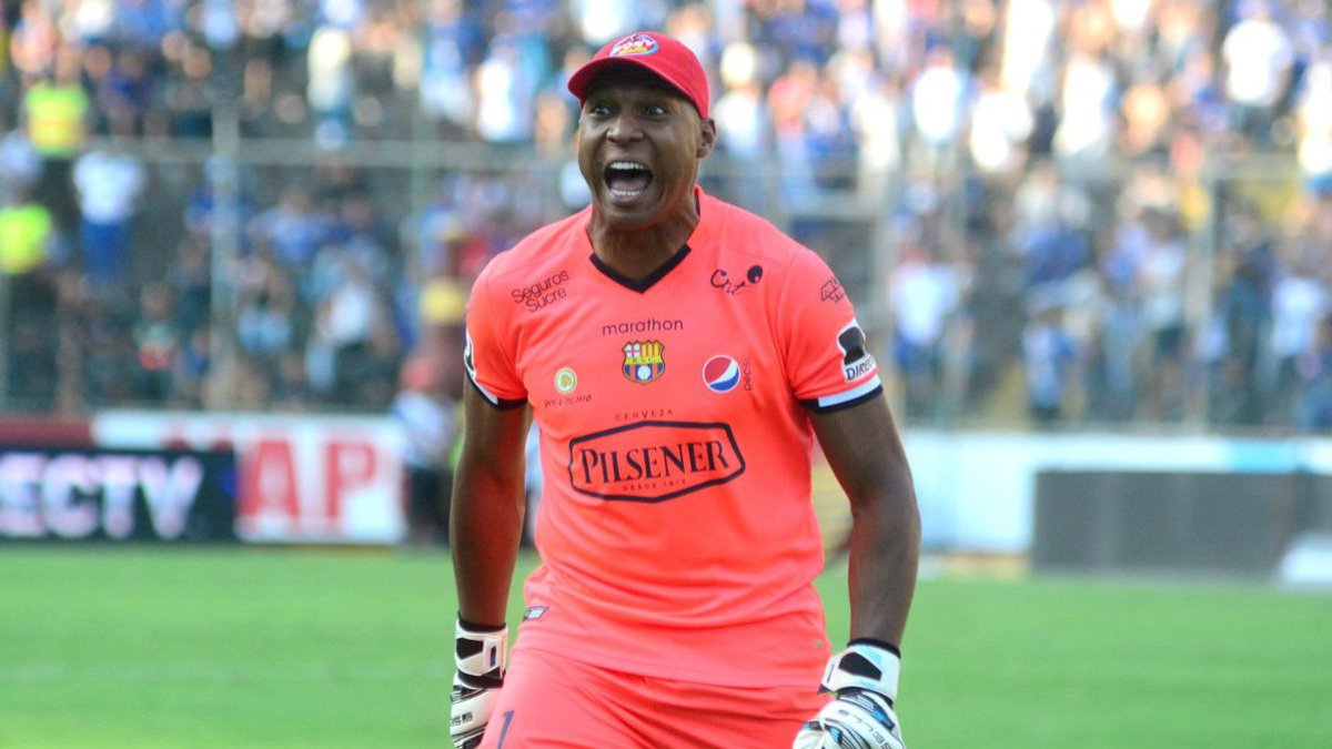 Máximo Banguera recibe unas ’pataditas’ de felicitación de su amigo Damían Díaz