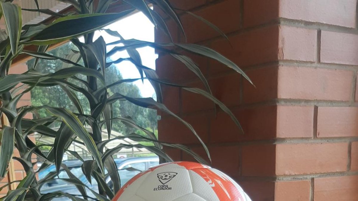 La Federación Ecuatoriana de Fútbol presentó la pelota de marca Invictus como la oficial del torneo.