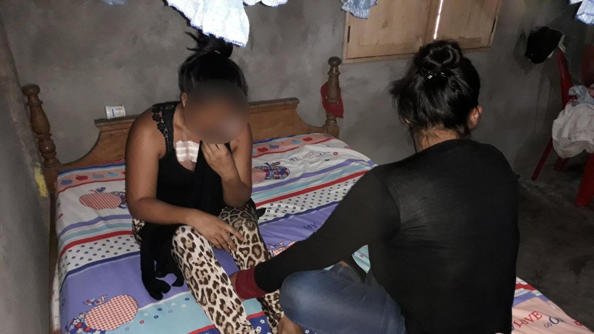 Una familiar de la joven la acompaña en su cuarto, en el que recibe los cuidados para su pronta recuperación.