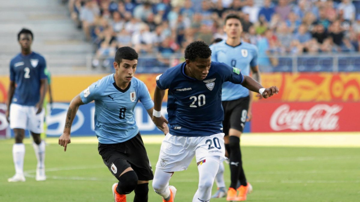 Gonzalo Plata elude la marca del uruguayo Gonzalo Rodríguez, durante el juego que ganó 3-1.
