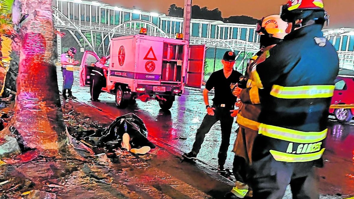 La vía fue cerrada parcialmente mientras se realizaban las labores de rescate y levantamiento del cadáver.