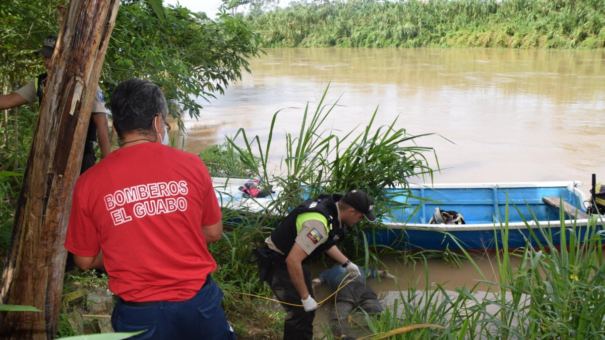 El cuerpo fue llevado al Centro Forense de Machala para establecer si tiene huellas de violencia o su muerte fue por ahogamiento.