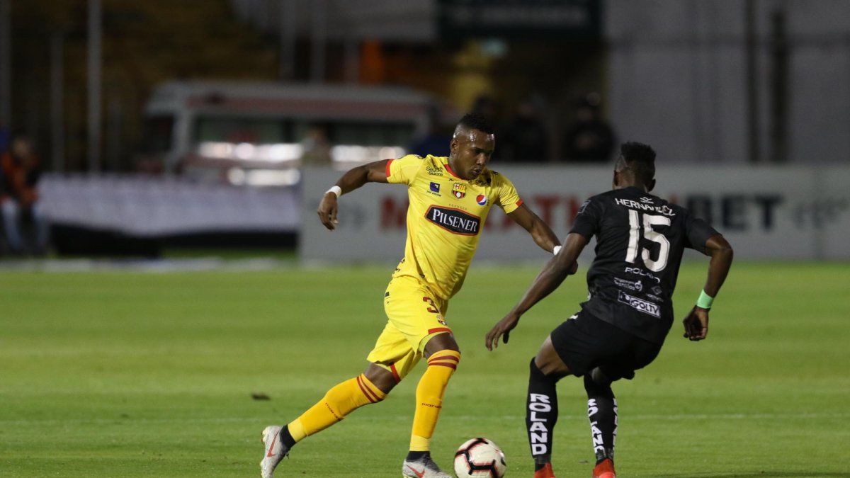 América recibe a Barcelona en el estadio Atahualpa.