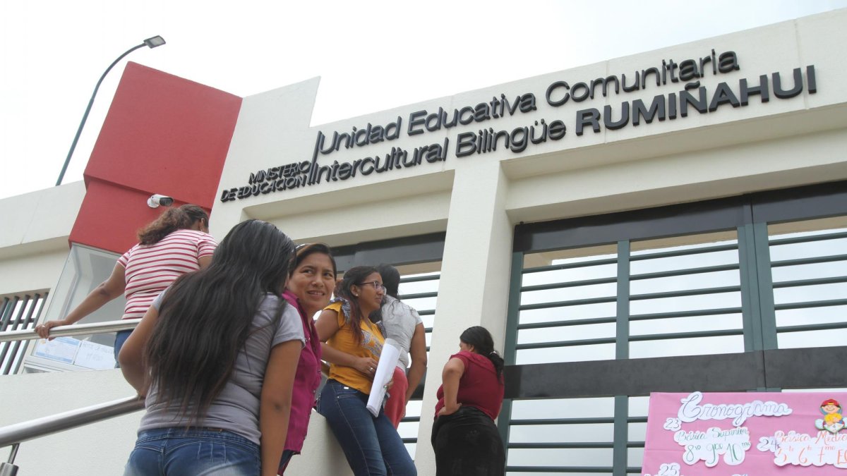 Padres de familia acuden a las sedes para conseguir un cupo para sus hijos.