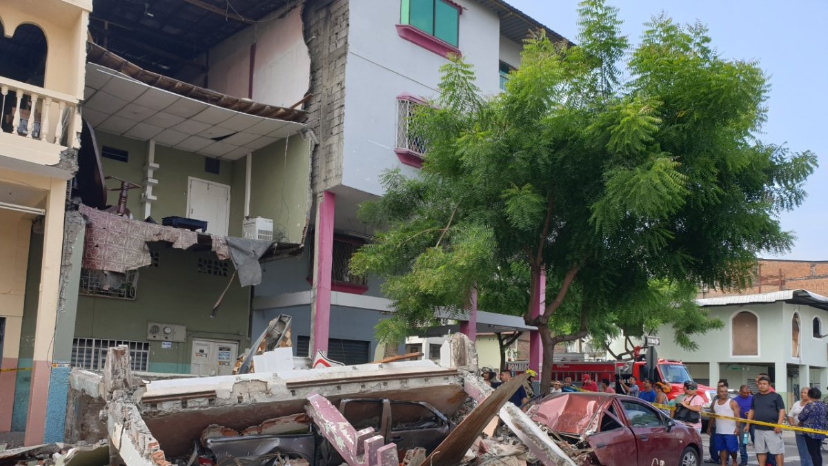 La parte delantera de la casa se vino abajo.