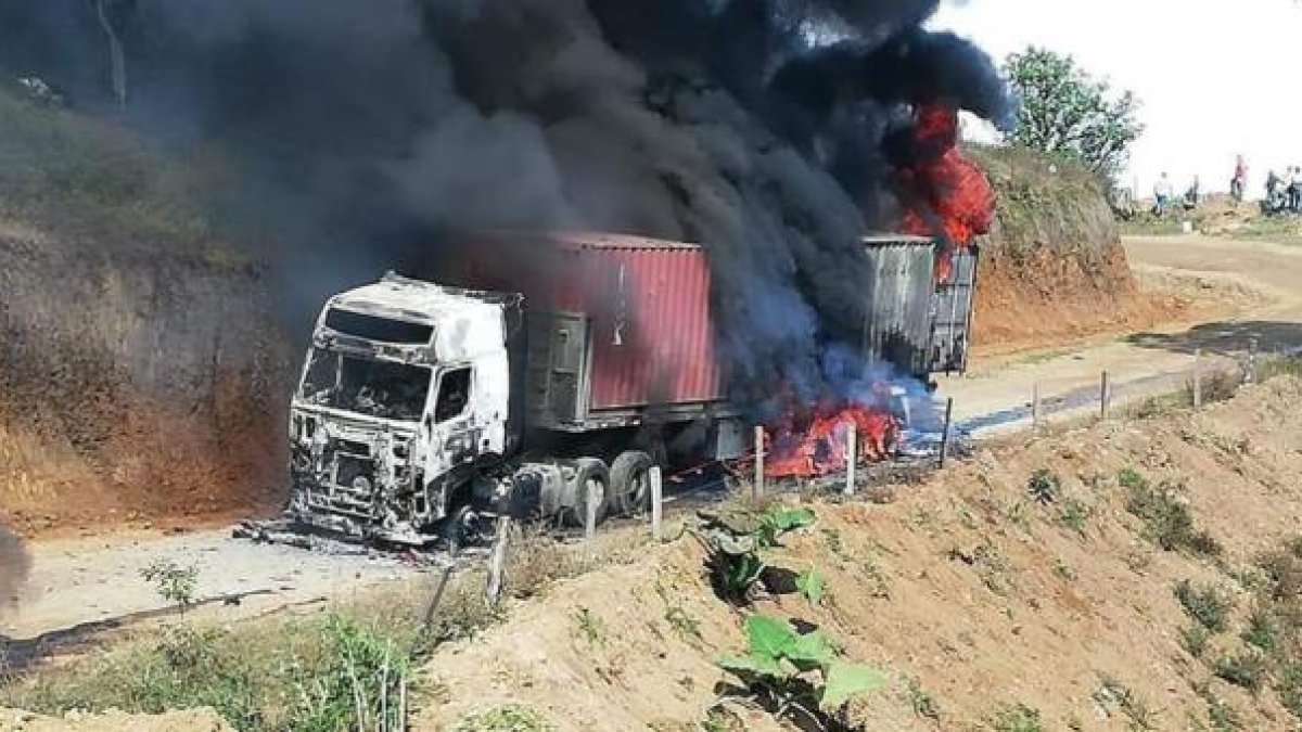 Incidentes dejaron también dos vehículos incendiados.