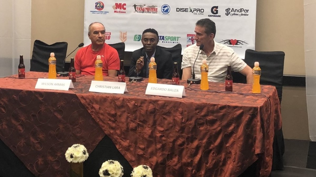Los técnicos con el jugador, durante la rueda de prensa en la que se dieron detalles del partido de despedida.
