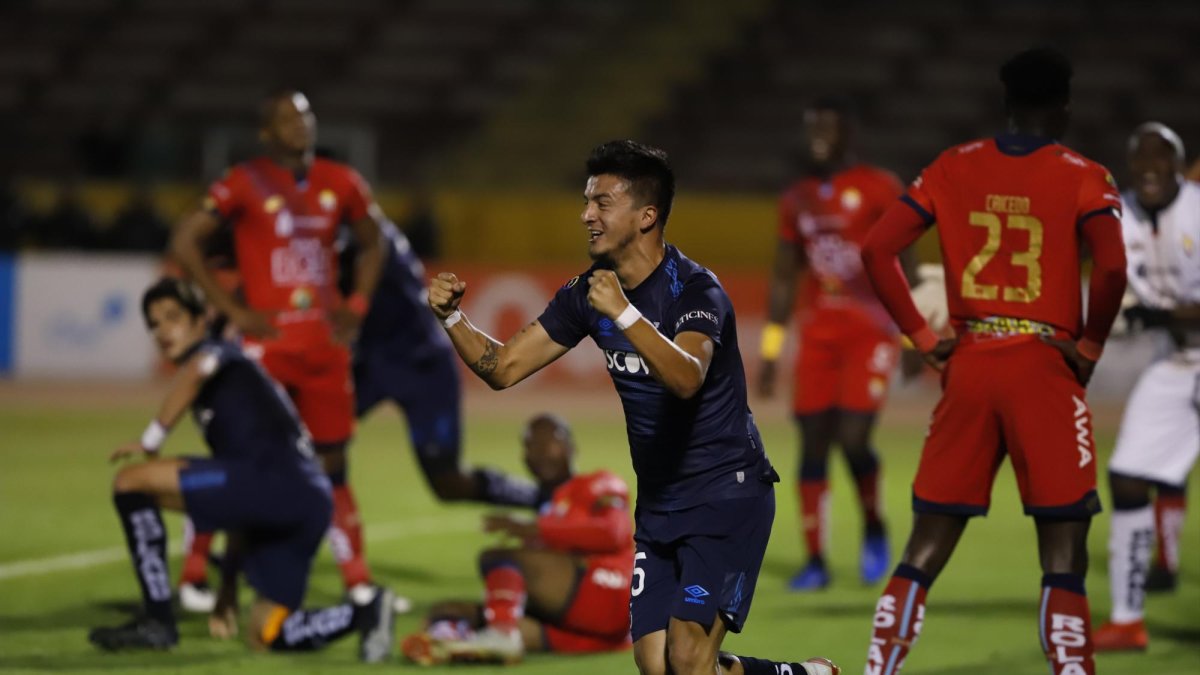 Jugadores de Universidad Católica celebran el triunfo.