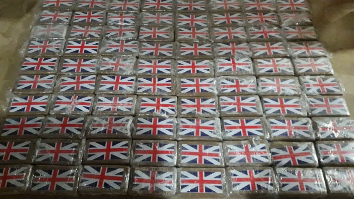 Los gendarmes encontraron varios paquetes tipo ladrillo, con logotipos de la bandera británica, en cuyo interior se encontraba la cocaína.