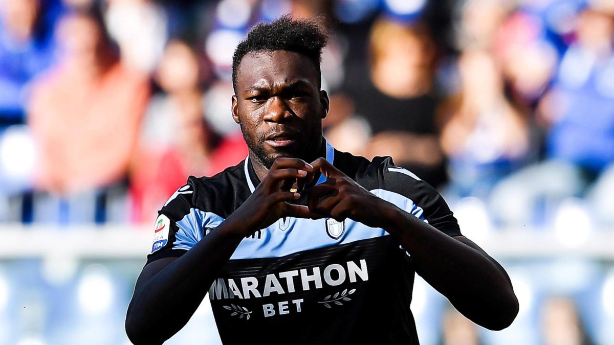 El delantero ecuatoriano de la Lazio celebra su gol con la hinchada.
