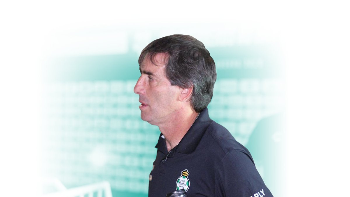 El uruguayo dice que si fuera padre de Wacho Vera, le daría unas nalgadas, debido a que tiene las mejores condiciones, pero no se encarrila. La peor derrota fue ante Gremio, “eso dolió”.