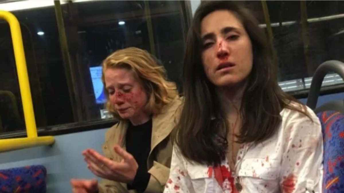 La pareja de lesbianas fue atacada en un autobús de Londres.