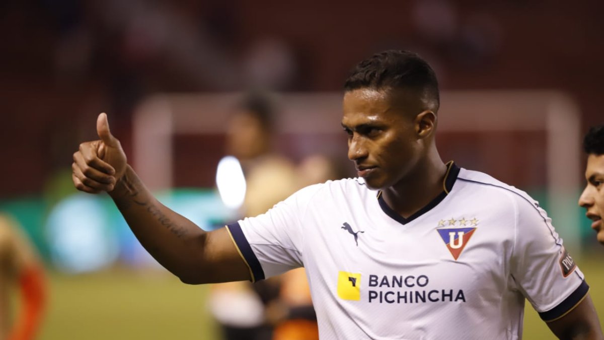 Antonio Valencia agradece a la hinchada por la asistencia a su primer partido con el equipo albo.