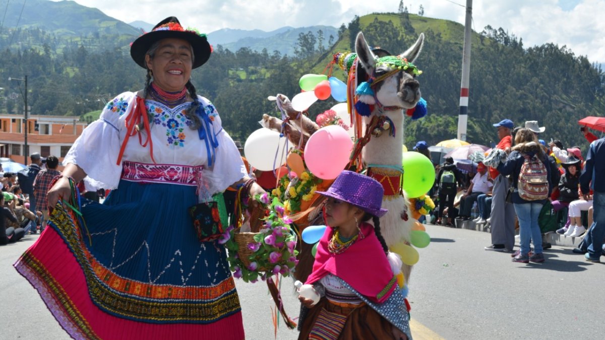 Alrededor de 2 mil personas desfilaron con sus comparsas.