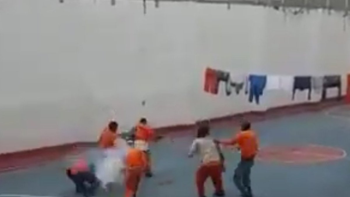 Momento en que la bomba lacrimógena lanzada por un guardia golpea a uno de los atacantes, que murió en el acto.