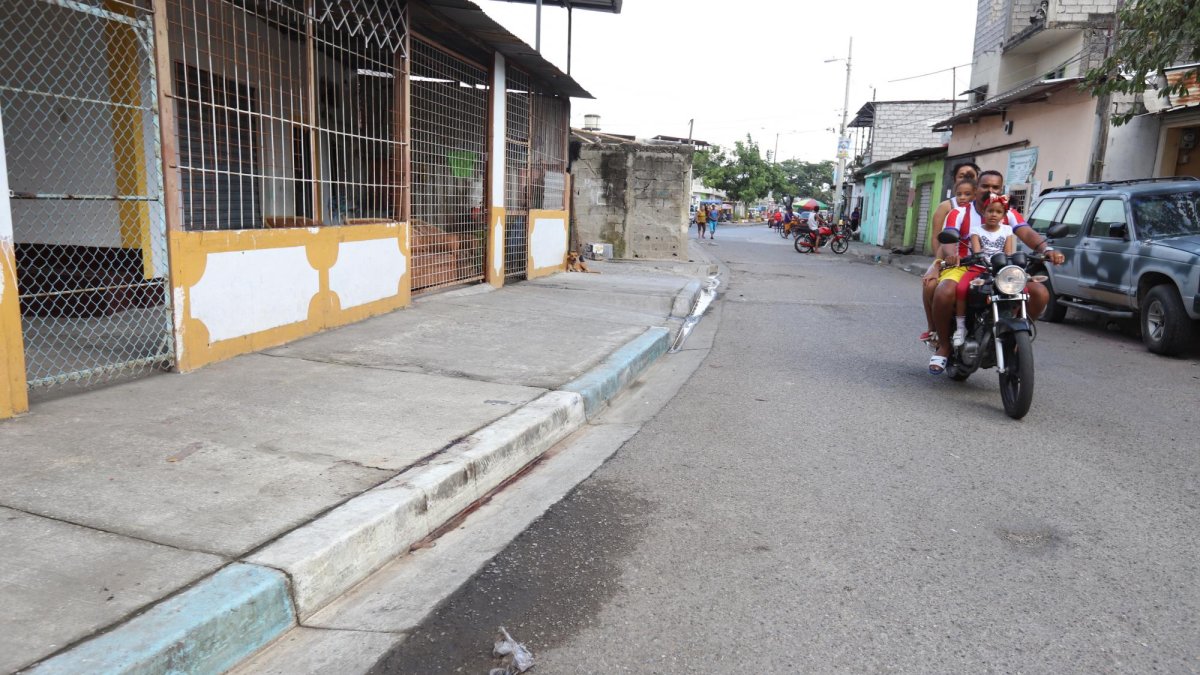 Todo ocurrió en la cooperativa Guayas y Quil 2, en el guasmo sur de Guayaquil. El coronel de policía Diego Erazo, indicó que el fallecido caminaba por la zona buscando algo de comer, cuando se encuentra con un aparente ‘pana’.