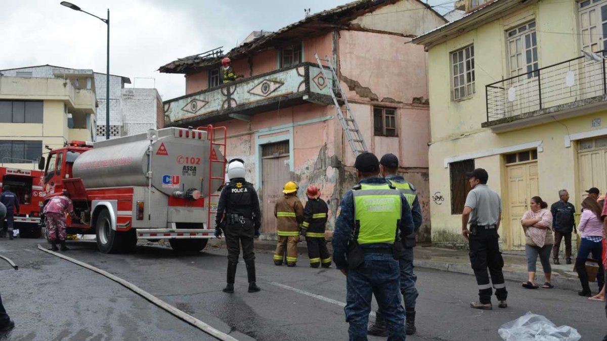 Bomberos acudieron al sitio y controlaron las llamas.