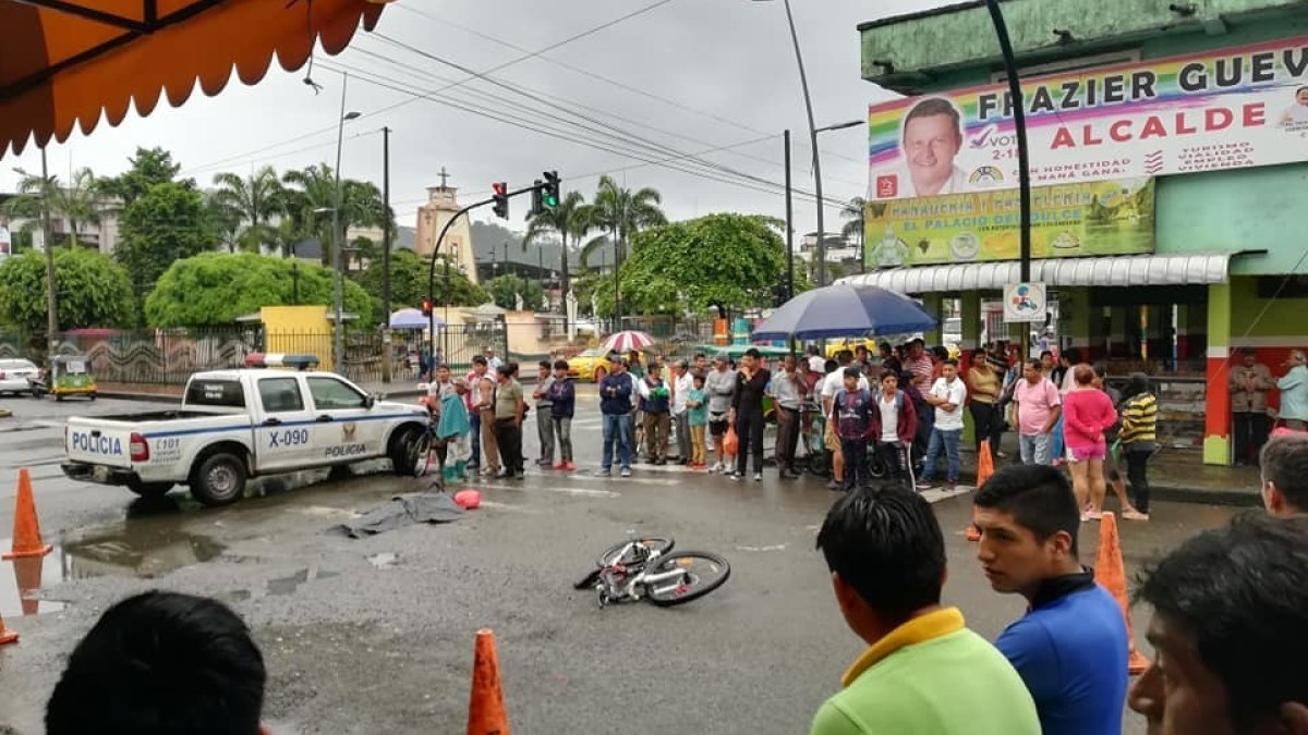 Cerca al cuerpo inerte quedó el liviano vehículo en el cual se movilizaba.
