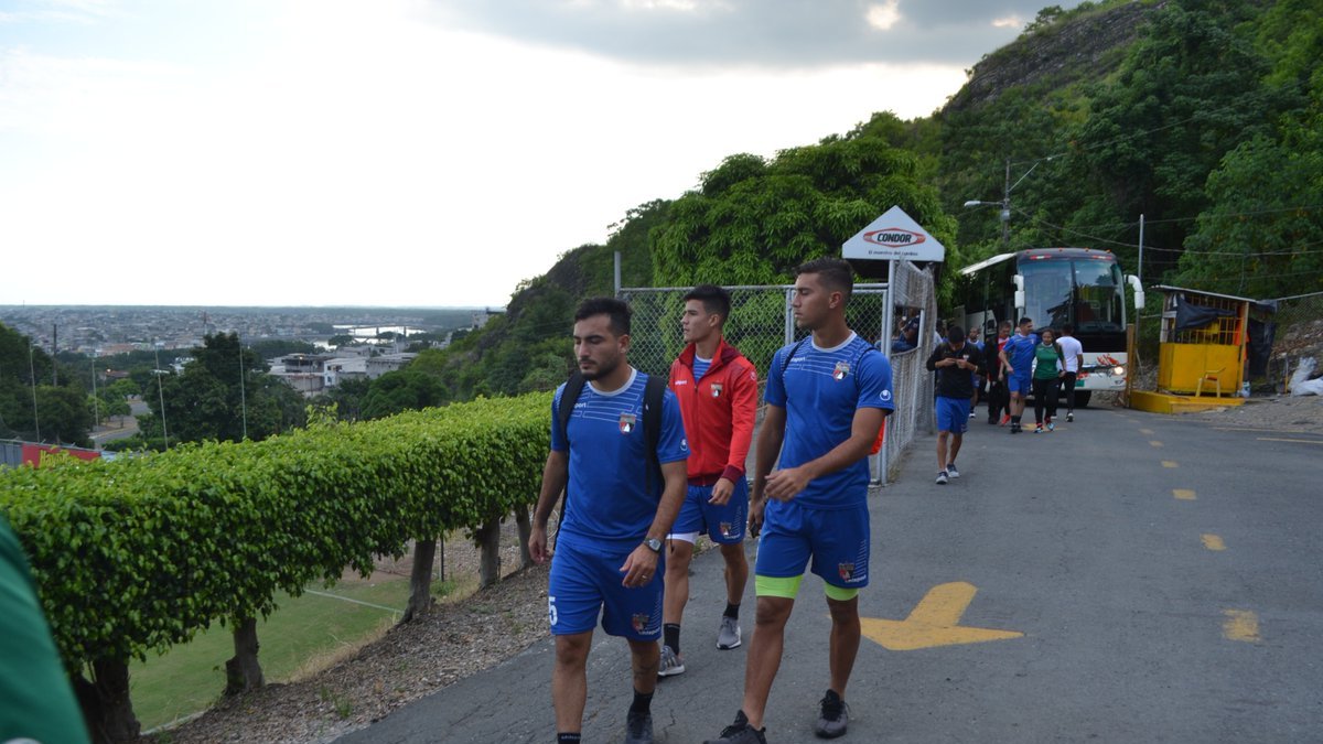 El Deportivo Lara llegando a la cancha alterna Sigifredo Chuchuca, propiedad de Barcelona.