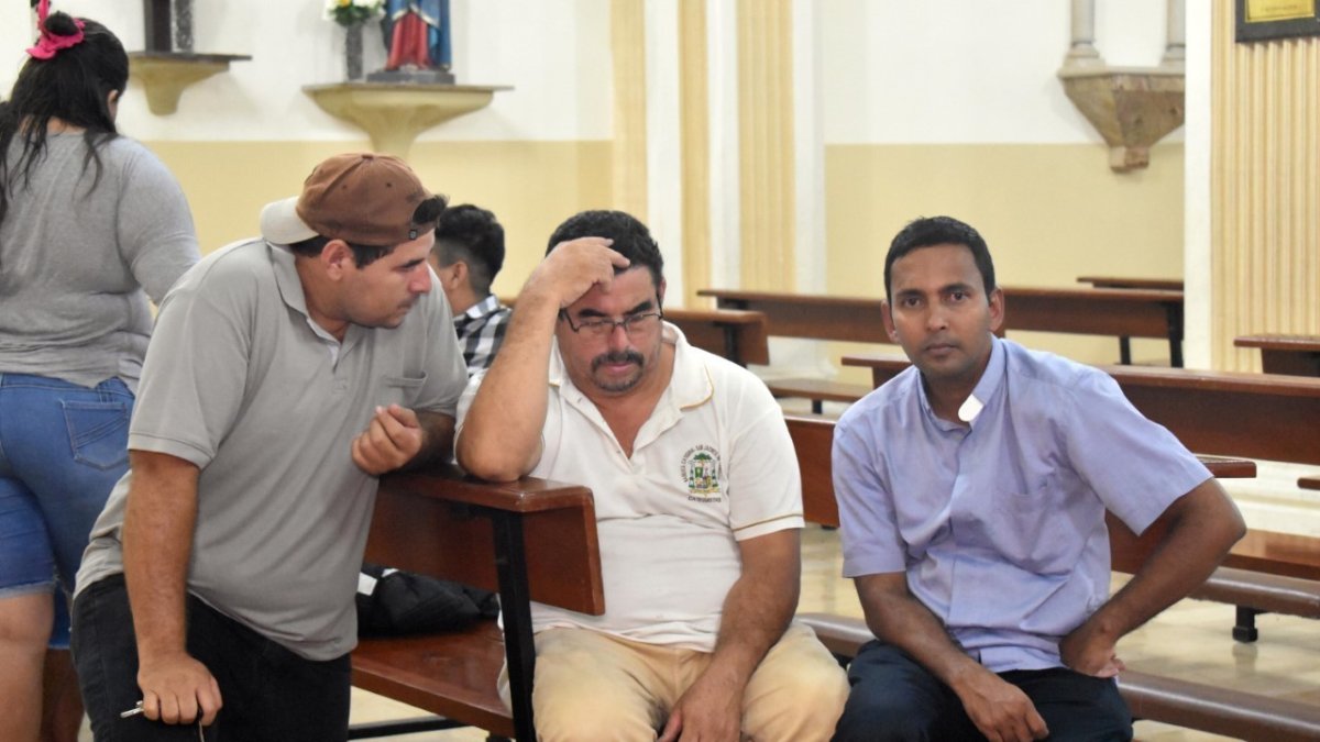 El sacristán Rolando Tejena y el sacerdote Vipin George pasaron momentos de angustia.