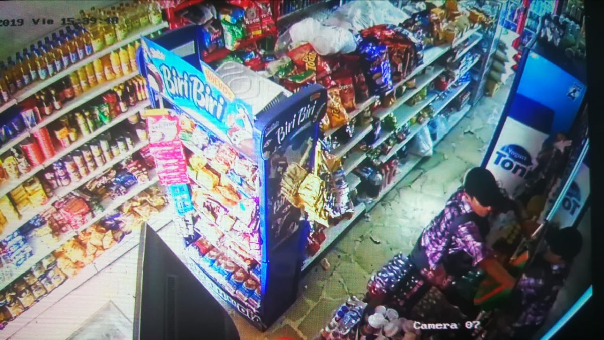 Las ‘andadas’ del hombre fueron captadas por las cámaras de seguridad de un minimarket.