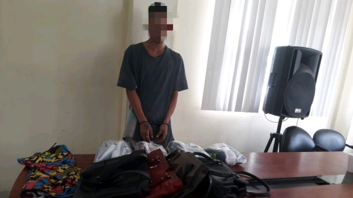 La Policía detuvo a este ciudadano por robar un teléfono celular en la ciudad de Manta