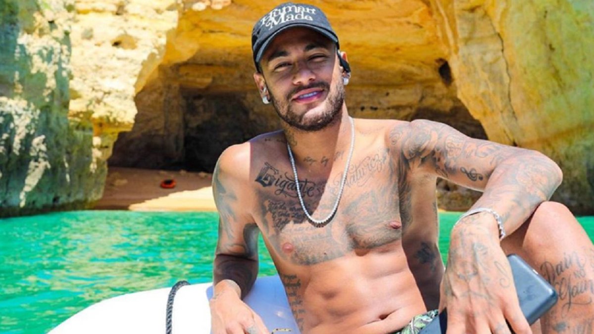 Neymar se encuentra de vacaciones en Portugal.