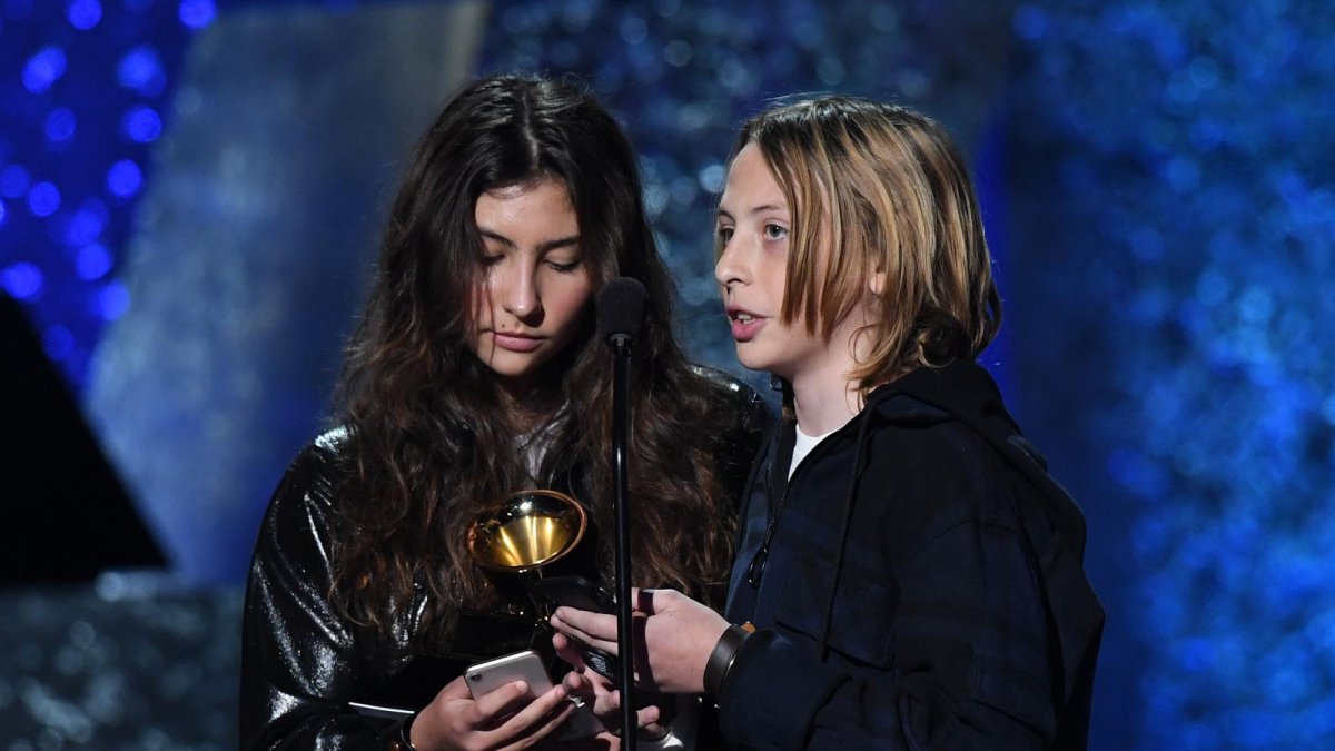 Toni Cornell y Christopher Cornell Jr. aceptaron el premio otorgado a su padre.