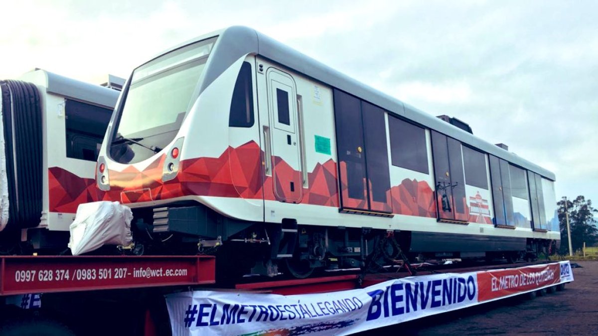 A primera hora, grandes plataformas con los vagones del metro se divisaron en la entrada de Quito, con letreros que rezaban: “El metro está llegando. Bienvenido”.