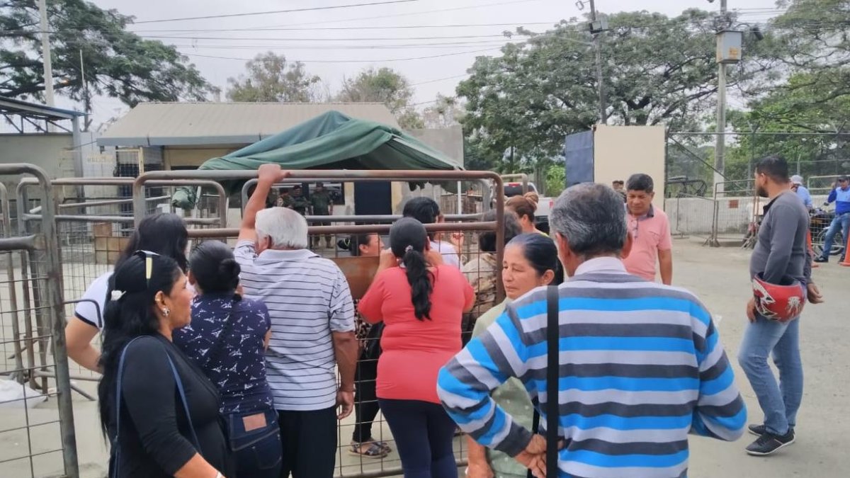 En los exteriores del centro carcelario, familiares de los ppl reclaman por información.