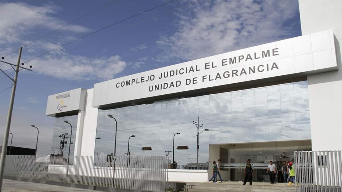 Según el coronel Patricio Romero, la fuga ocurrió alrededor de la 19:30 y varios de los uniformados se han desplazados en diferentes operativos para tratar de recapturarlos.