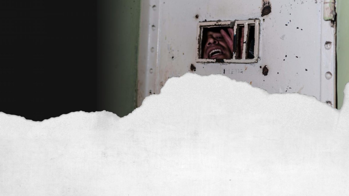 Un exreo que colabora con el emprendimiento turístico ‘Entre rejas’ protagoniza una escena de recepción de presos en el expenal García Moreno. Los recorridos son nocturnos.