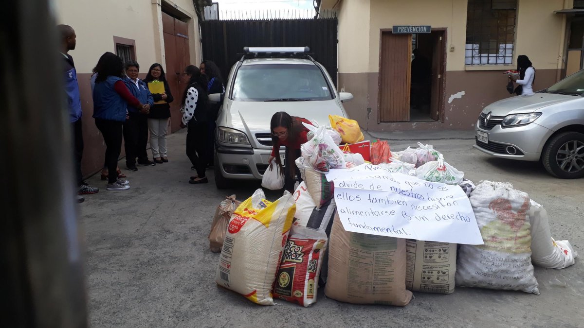 Pan, arroz y papa fueron algunos de los alimentos que llevaron los padres y que serán entregados a los muchachos.