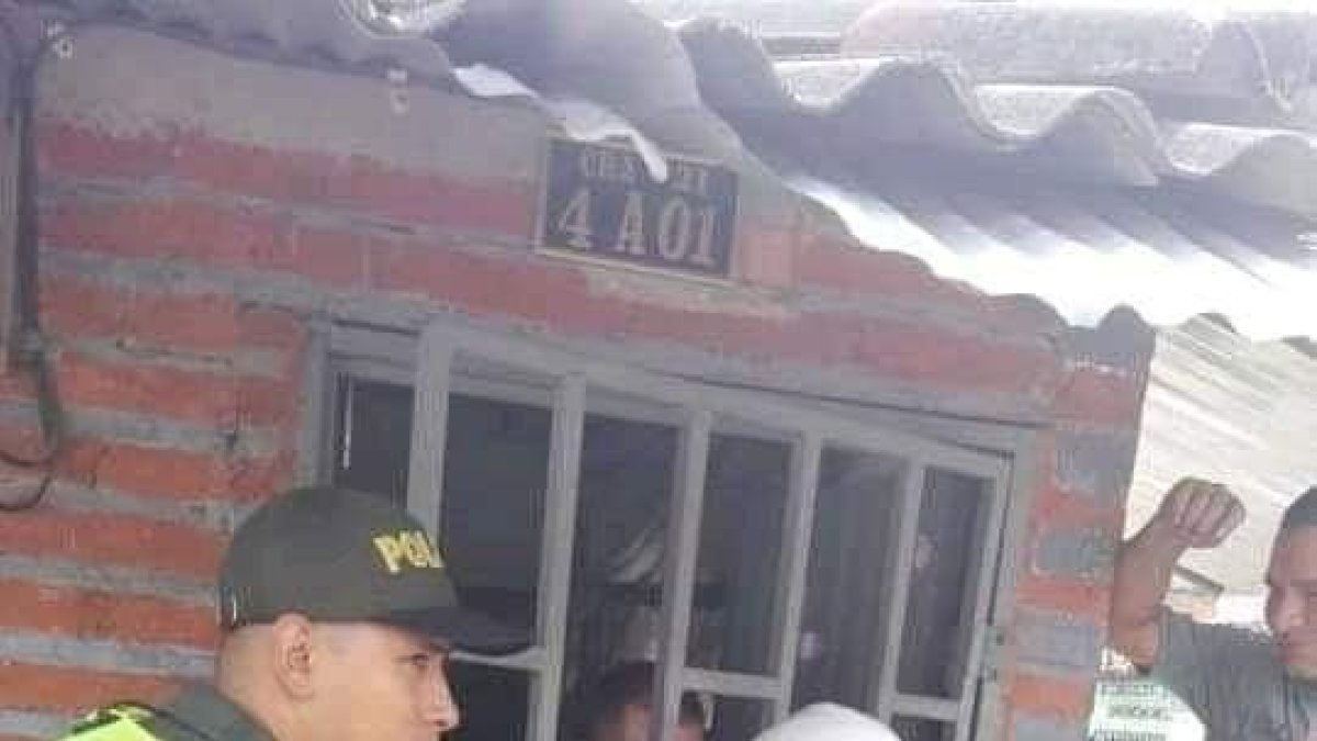 Autoridades llegaron al lugar para socorrer a la señora.