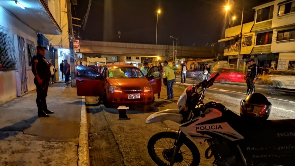 La víctima y el agresor viajaban en un taxi informal en que habían tomado en la avenida Domingo Comín y Roberto Serrano y se dirigían a a las calles 16 y B.