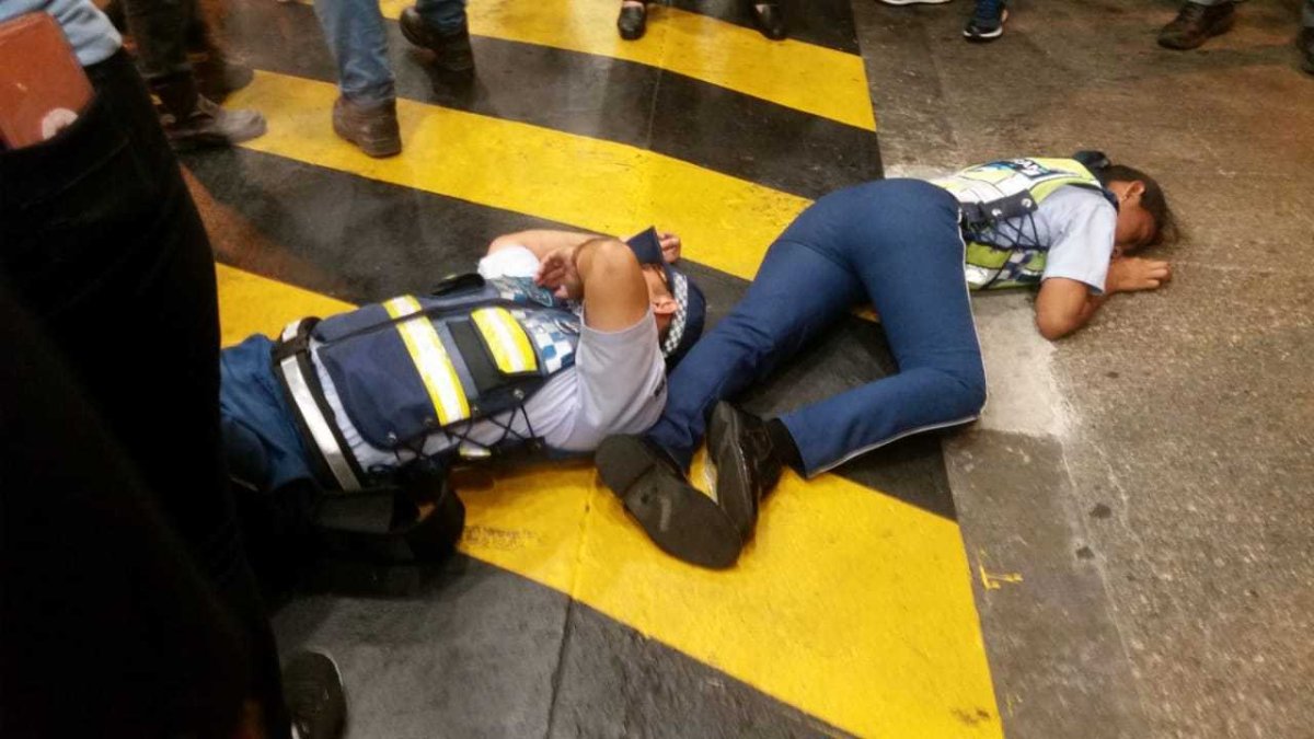 El día del accidente, los dos agentes quedaron tendidos en la calzada del centro comercial.