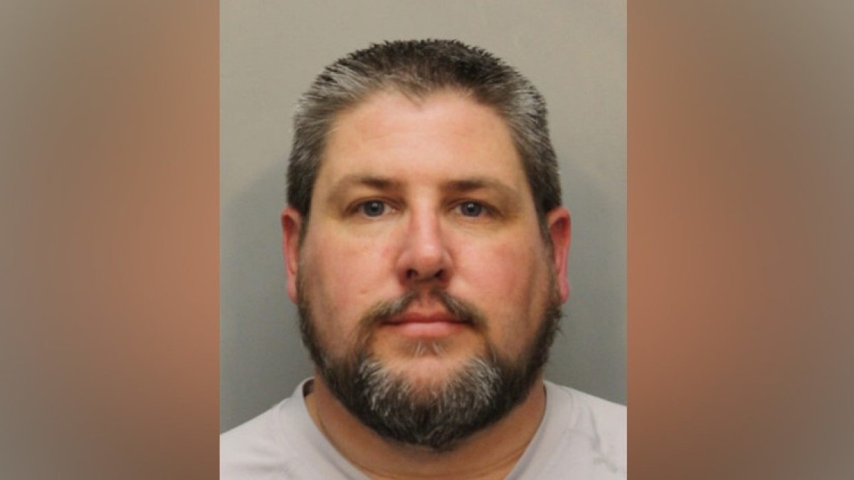 Stephen Bratton, pastor de una iglesia bautista, se encuentra detenido por violación.