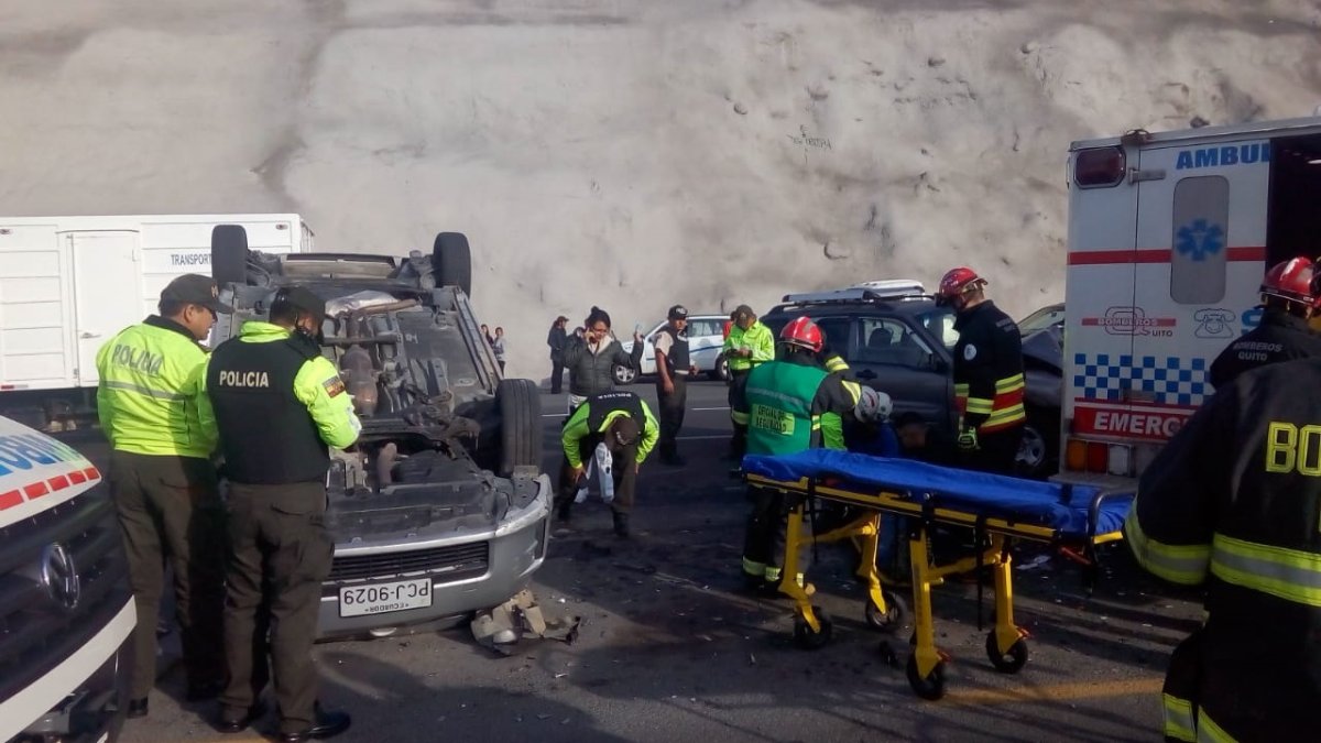En el sector de Guayllabamba el choque entre dos vehículos dejó tres personas heridas.