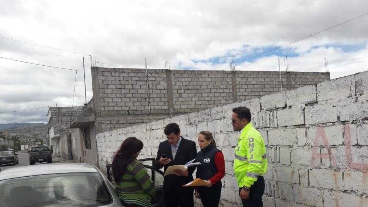 El fiscal William Freire y el capitán Javier Salazar durante la detención de la presunta líder de la banda de dulces sueños.
