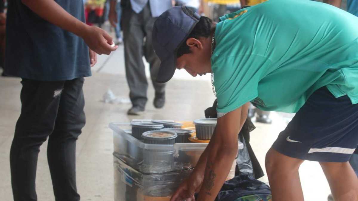 El expendio de comida en la calle no mantiene medidas sanitarias.