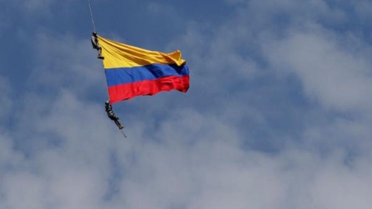 Los militares pendían de una cuerda y sostenía la bandera de Colombia.